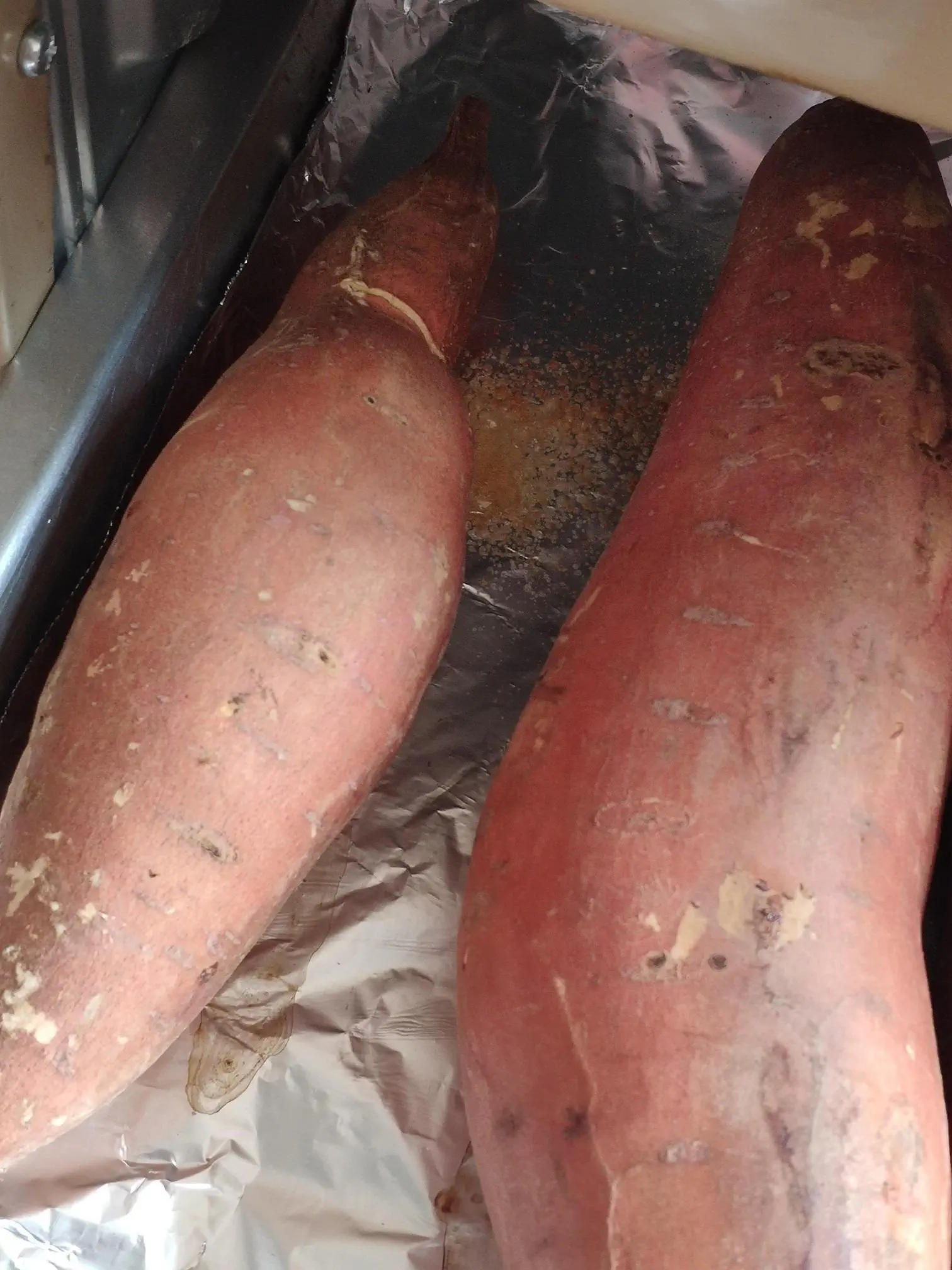 有的地方流出来了油 /posts/life/bake-sweet-potato/ex_3_hu57b0b908cccaa1ecb8b86e563736aad4_314493_1512x2016_resize_q75_h2_box.webp