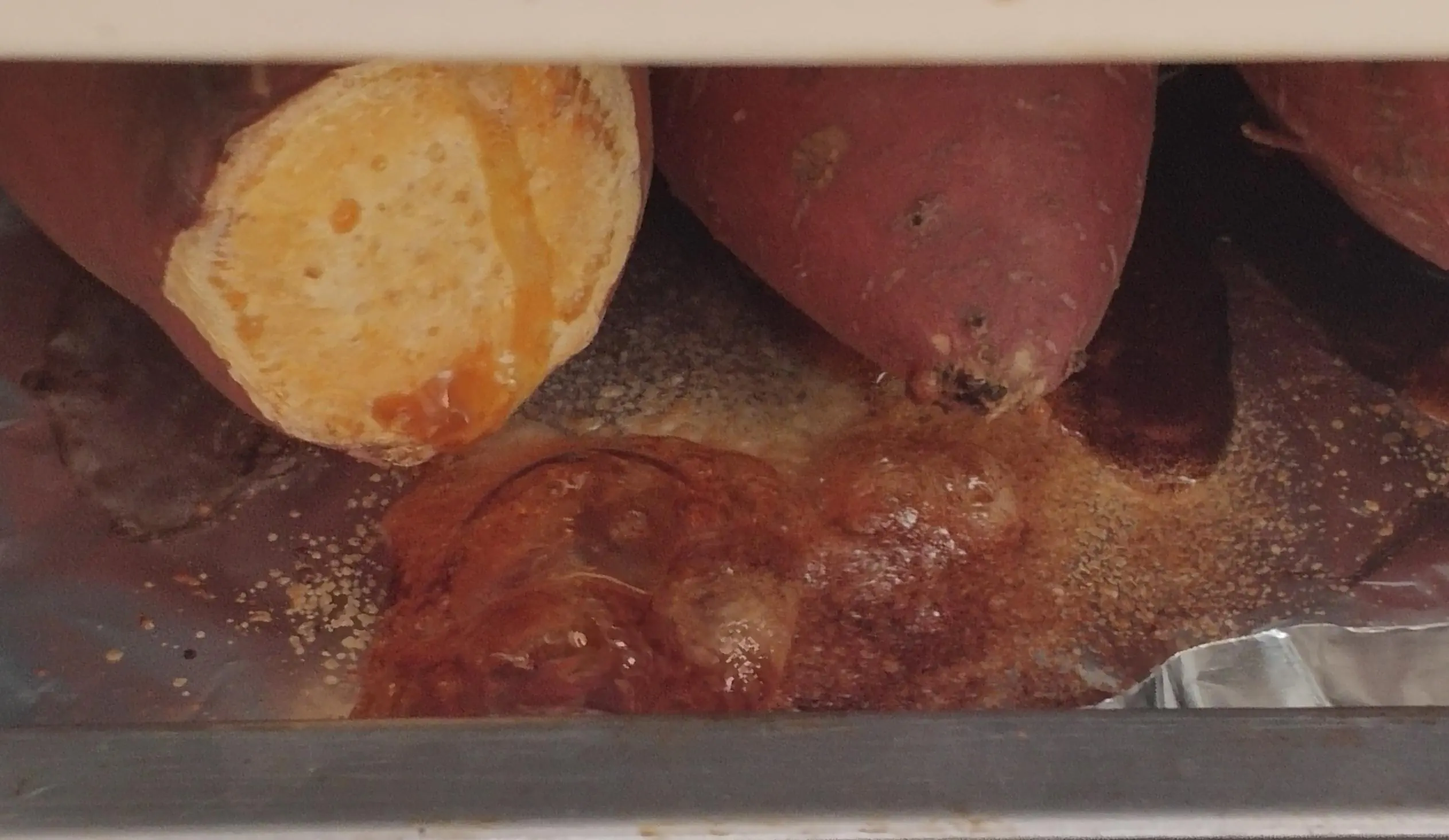 流了很多油 /posts/life/bake-sweet-potato/ex_4_hu981cfcc6327c8da6670517f0f35993cb_289354_2525x1464_resize_q75_h2_box.webp